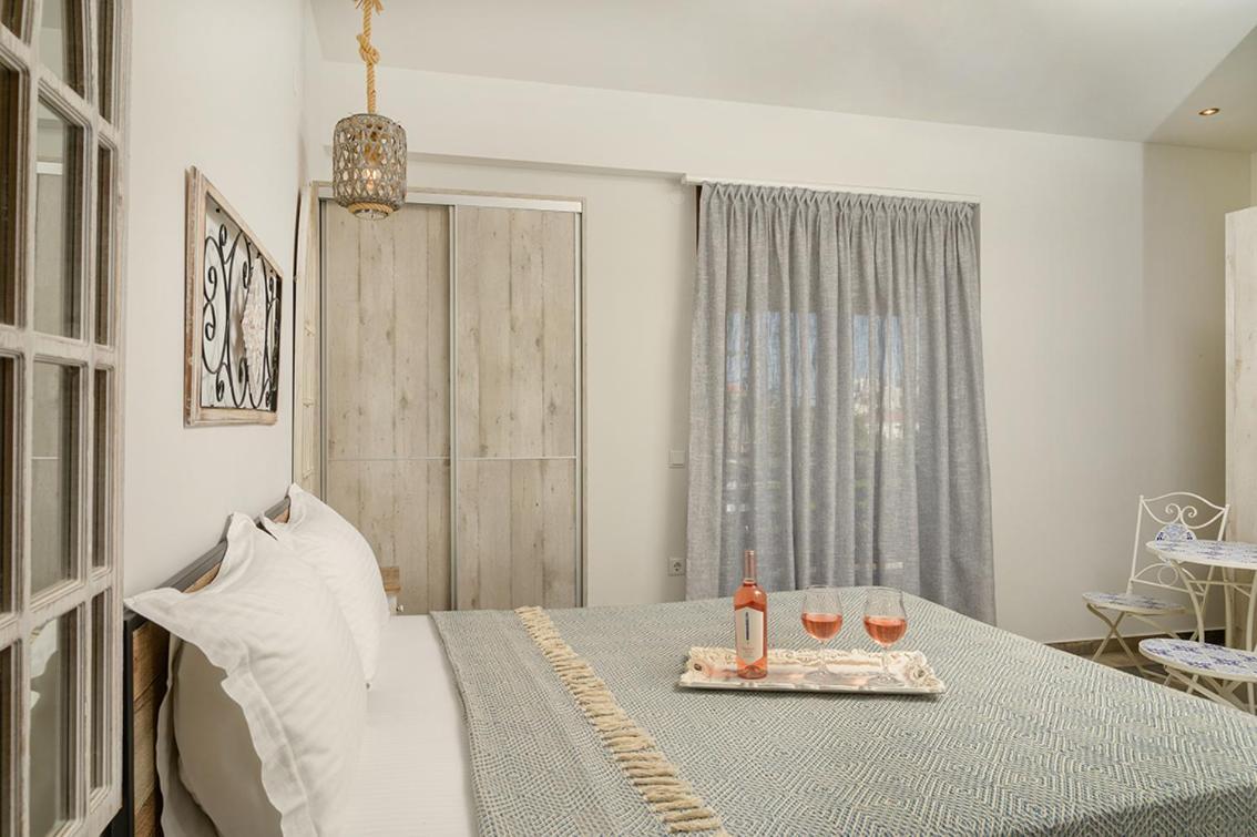 Meltemi luxury apartments Nea Roda Extérieur photo