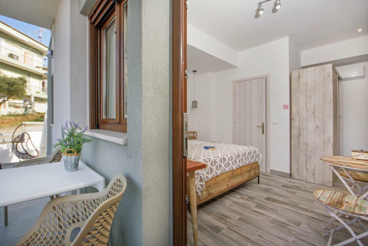 Meltemi luxury apartments Nea Roda Extérieur photo